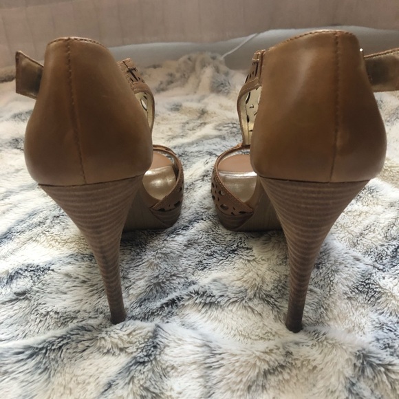 Audrey Brooke tan stilettos sandals heels - Picture 4 of 5